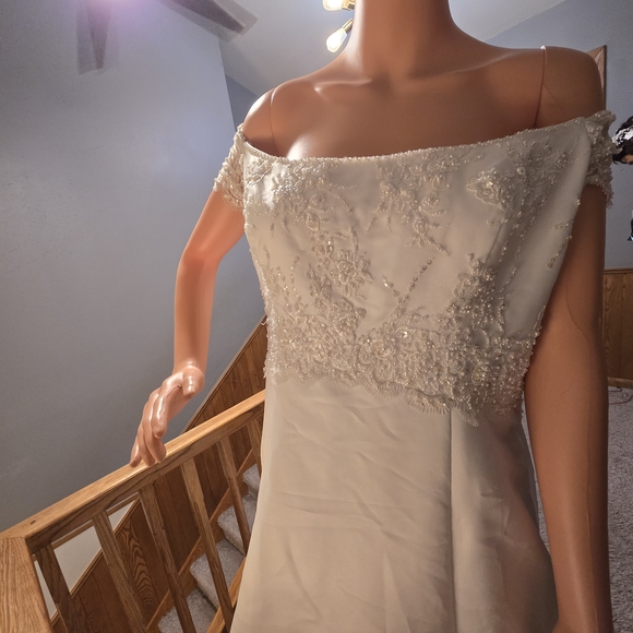 Elegant White Wedding Gown No Label No Size Off Shoulder Wedding